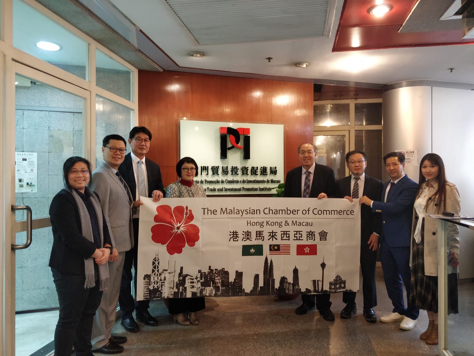 The delegation holding the MAYCHAM banner, which reads 港澳馬來西亞商會, at the Macao Trade and Investment Promotion Institute