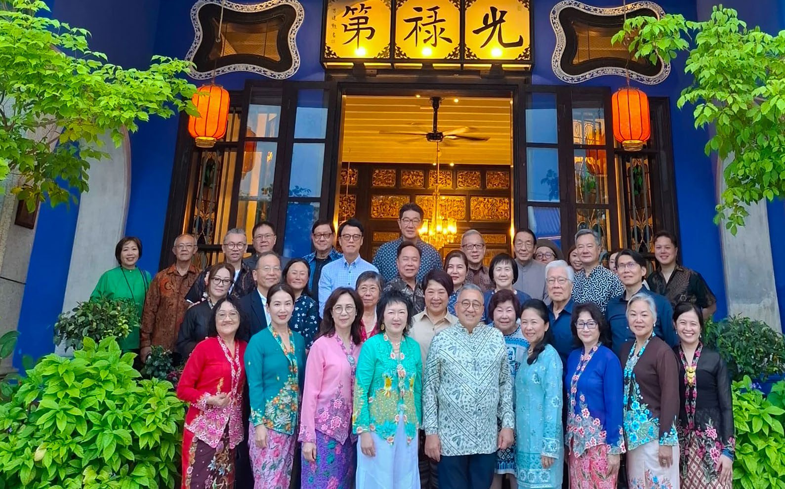 The delegation, many in kebaya and batik, in front of the Blue Mansion in Penang