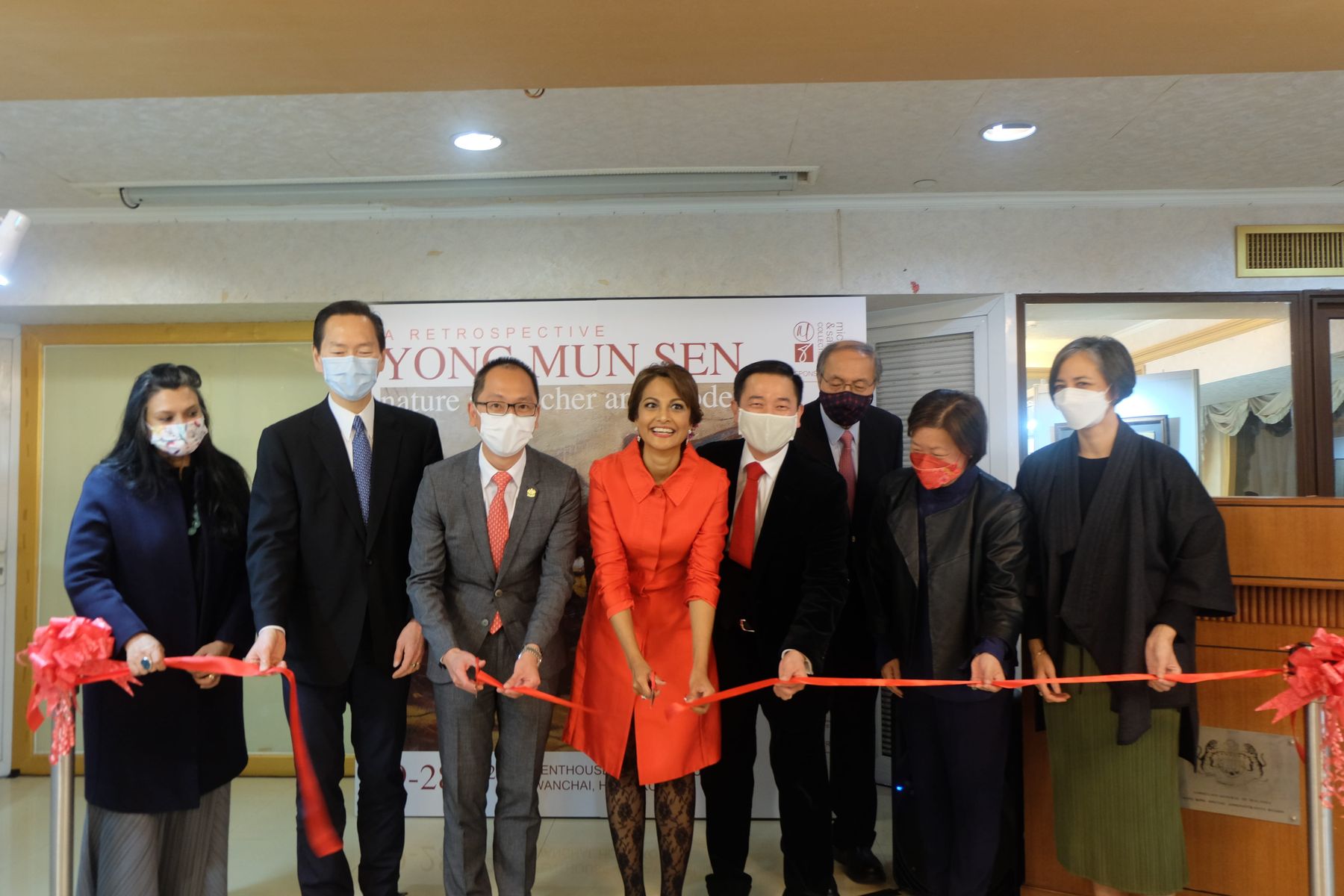 Cutting the ribbon at the opening of the Yong Mun Sen retrospective